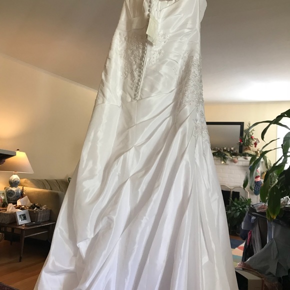 Brand new never been worn David’s Bridal dress - Picture 6 of 8